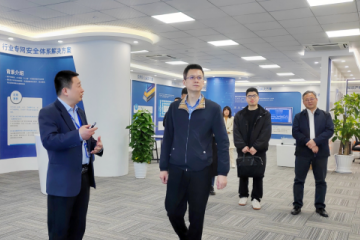 濱江區管委會(huì )副主任、副區長(cháng)佘堅一行來(lái)遠望信息考察指導工作